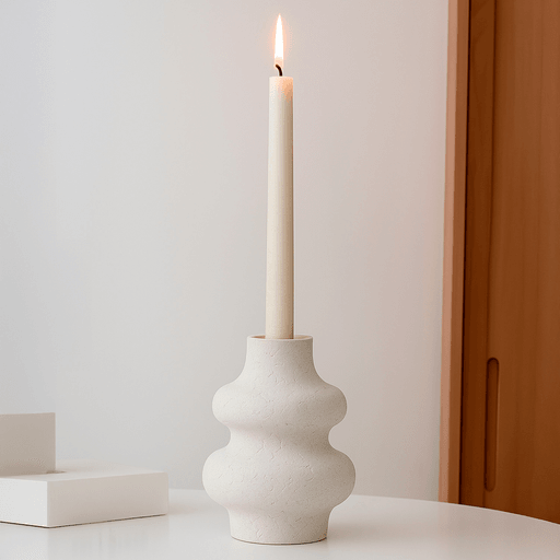Este portavelas de resina se destaca por su diseño redondeado y minimalista, ideal para aportar un toque artístico y cálido a cualquier ambiente. Su acabado mate con textura arenosa añade un estilo bohemio y sofisticado, perfecto para combinar con una decoración moderna o natural. Su estructura estable y resistente lo hace ideal para colocar todo tipo de velas, creando una atmósfera acogedora en salas, comedores, dormitorios, oficinas o terrazas. Más que un accesorio decorativo, es una pieza versátil y un regalo encantador para cualquier ocasión especial.