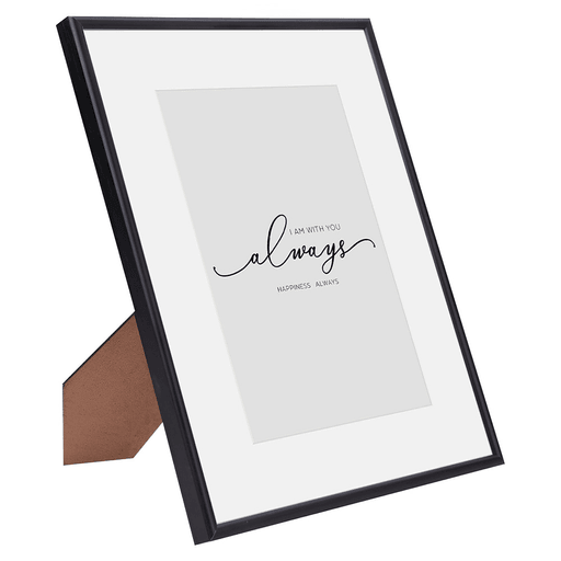 Este portarretratos rectangular de 20,7 x 25,7 x 1,3cm presenta un diseño versátil que permite su uso tanto vertical como horizontal. Cuenta con un marco de aleación de aluminio que aporta sofisticación y durabilidad, un panel protector transparente de plexiglás que ofrece una visión clara y protege el contenido, y un fondo blanco que realza las piezas exhibidas y las protege de la humedad y el polvo. Es ideal para fotografías, ilustraciones y certificados, y adecuado tanto para decorar paredes como escritorios y mesas.
