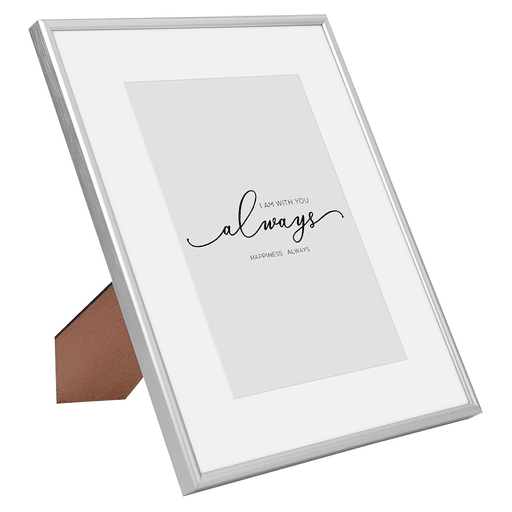 Este portarretratos rectangular de 20,7 x 25,7 x 1,3cm presenta un diseño versátil que permite su uso tanto vertical como horizontal. Cuenta con un marco de aleación de aluminio que aporta sofisticación y durabilidad, un panel protector transparente de plexiglás que ofrece una visión clara y protege el contenido, y un fondo blanco que realza las piezas exhibidas y las protege de la humedad y el polvo. Es ideal para fotografías, ilustraciones y certificados, y adecuado tanto para decorar paredes como escritorios y mesas.
