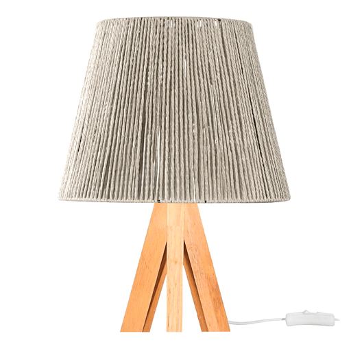Agregá calidez y estilo a tus espacios con esta lámpara de diseño compacto y elegante, que combina una base de madera con una pantalla tejida en hilo sisal para difundir la luz de forma suave y acogedora. Su estructura moderna y natural la convierte en una pieza versátil, ideal para escritorios, mesas de noche o cualquier rincón que necesite un toque decorativo y funcional.