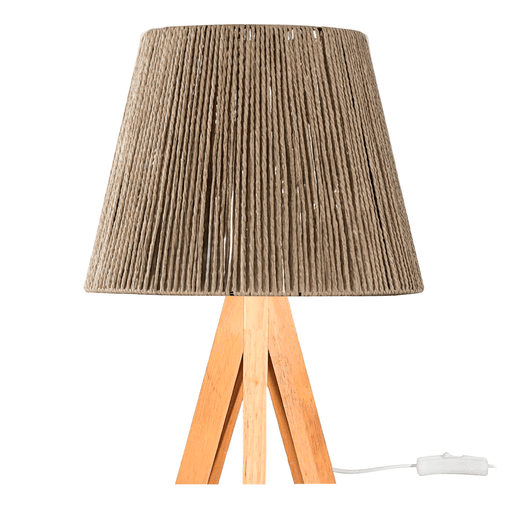 Agregá calidez y estilo a tus espacios con esta lámpara de diseño compacto y elegante, que combina una base de madera con una pantalla tejida en hilo sisal para difundir la luz de forma suave y acogedora. Su estructura moderna y natural la convierte en una pieza versátil, ideal para escritorios, mesas de noche o cualquier rincón que necesite un toque decorativo y funcional.