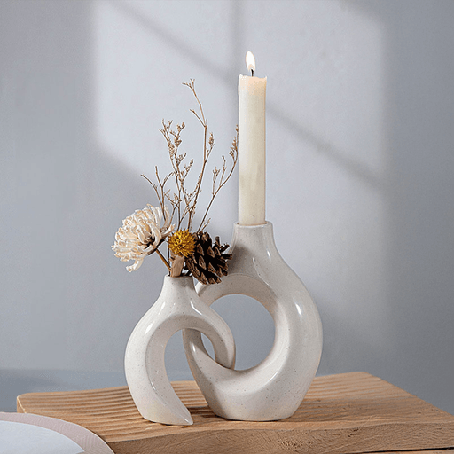 Este set de 2 portavelas de cerámica combina simplicidad y elegancia con un diseño minimalista de líneas delicadas y color sólido, ideal para cualquier ambiente. Su exclusivo diseño de abrazo simboliza la unión y el amor, aportando un toque moderno y acogedor a la decoración. Versátiles y funcionales, pueden usarse juntos o por separado, siendo perfectos para el hogar, cafeterías, bares y restaurantes. Estos portavelas son la opción ideal para quienes buscan sofisticación y calidez en sus espacios.