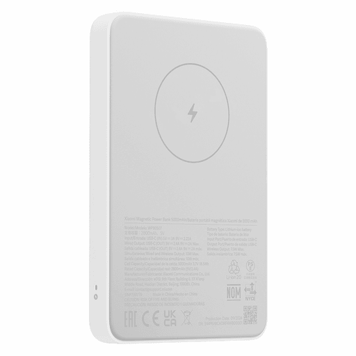 El Xiaomi Magnetic Powerbank 5000 combina diseño ultradelgado, potencia confiable y versatilidad total. Gracias a su tecnología MagSafe, se adhiere magnéticamente al iPhone con firmeza y sin bloquear la cámara, permitiendo usar el teléfono mientras se carga. Su capacidad de 5000mAh permite cargar por completo un iPhone 15, y su puerto USB-C bidireccional ofrece carga rápida de hasta 18W de salida y 20W de entrada. Además, soporta carga inalámbrica y la posibilidad de alimentar dos dispositivos a la vez. Todo esto en un cuerpo de solo 12mm de grosor, con sistema de control de temperatura NTC y 9 protecciones de seguridad integradas. Incluye cable USB-C y manual. Ideal como batería de respaldo inteligente para tu día a día.