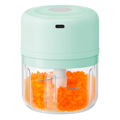 Esta mini procesadora es práctica, inalámbrica y muy fácil de usar. Ideal para picar verduras, frutas y otros alimentos en solo segundos. Se carga mediante USB tipo C y podés llevarla a donde quieras sin depender de enchufes. Fabricada con materiales seguros y libres de BPA, cuenta con cuchillas de acero inoxidable para un corte rápido y preciso. Además, su diseño compacto y desmontable hace que limpiarla sea súper sencillo. Un pequeño electrodoméstico que hace grandes cosas por tu cocina. 
