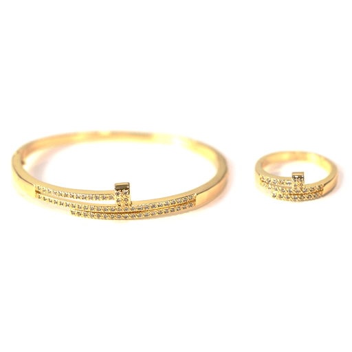 Este refinado set incluye una pulsera tipo brazalete y un anillo a juego, ambos elaborados en aleación de zinc de alta calidad y decorados con delicados brillantes. Su diseño clásico y elegante los convierte en el complemento ideal para ocasiones especiales o para dar un toque sofisticado a tu look diario. Ligeros, cómodos y versátiles, estas piezas realzan tu estilo con un brillo sutil y atemporal.