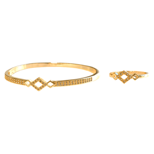 Este refinado set incluye una pulsera tipo brazalete y un anillo a juego, ambos elaborados en aleación de zinc de alta calidad y decorados con delicados brillantes. Su diseño clásico y elegante los convierte en el complemento ideal para ocasiones especiales o para dar un toque sofisticado a tu look diario. Ligeros, cómodos y versátiles, estas piezas realzan tu estilo con un brillo sutil y atemporal.