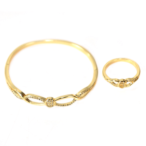 Este refinado set incluye una pulsera tipo brazalete y un anillo a juego, ambos elaborados en aleación de zinc de alta calidad y decorados con delicados brillantes. Su diseño clásico y elegante los convierte en el complemento ideal para ocasiones especiales o para dar un toque sofisticado a tu look diario. Ligeros, cómodos y versátiles, estas piezas realzan tu estilo con un brillo sutil y atemporal.