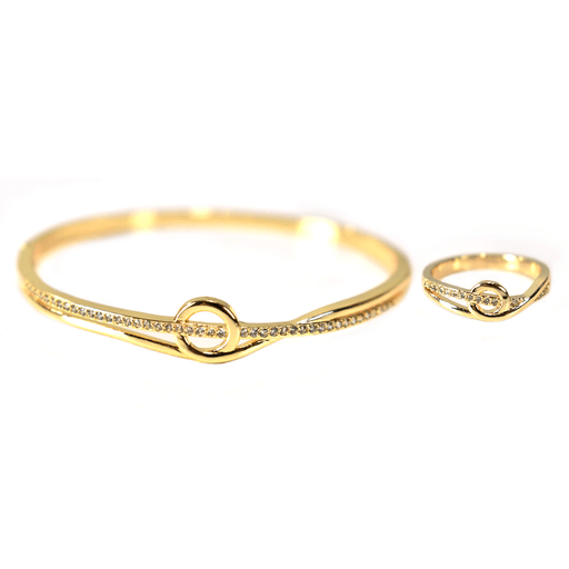 Este refinado set incluye una pulsera tipo brazalete y un anillo a juego, ambos elaborados en aleación de zinc de alta calidad y decorados con delicados brillantes. Su diseño clásico y elegante los convierte en el complemento ideal para ocasiones especiales o para dar un toque sofisticado a tu look diario. Ligeros, cómodos y versátiles, estas piezas realzan tu estilo con un brillo sutil y atemporal.