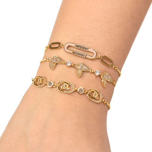 Elevá tu estilo con este set de 3 pulseras de diseño clásico y elegante, perfectas para aportar un toque de brillo a cualquier look. Decoradas con delicados brillantes, estas piezas combinan sofisticación y versatilidad. Cada pulsera cuenta con cierre tipo mosquetón y extensor, lo que las hace ajustables a distintos tamaños de muñeca y cómodas de usar. Ideales para llevar juntas o por separado, son el complemento perfecto para ocasiones especiales o para sumar un detalle distinguido al uso diario.