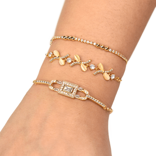 Elevá tu estilo con este set de 3 pulseras de diseño clásico y elegante, perfectas para aportar un toque de brillo a cualquier look. Decoradas con delicados brillantes, estas piezas combinan sofisticación y versatilidad. Cada pulsera cuenta con cierre tipo mosquetón y extensor, lo que las hace ajustables a distintos tamaños de muñeca y cómodas de usar. Ideales para llevar juntas o por separado, son el complemento perfecto para ocasiones especiales o para sumar un detalle distinguido al uso diario.