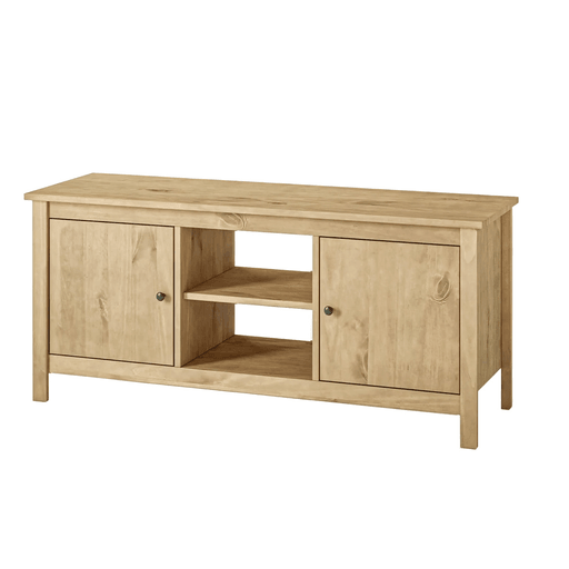 El Rack Mari combina un diseño elegante con una estructura de madera maciza que aporta calidez y resistencia a cualquier ambiente. Cuenta con 2 puertas y 2 estantes interiores espaciosos para mantener tus objetos organizados, además de fondo de MDF, correderas de madera, bisagras metálicas y tiradores de plástico que garantizan un uso práctico y duradero. Su acabado barnizado ofrece una excelente resistencia al rayado, conservando su aspecto impecable por más tiempo.