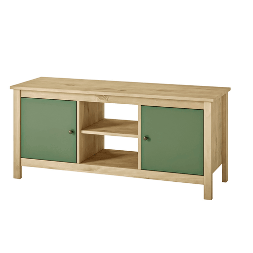 El Rack Mari combina un diseño elegante con una estructura de madera maciza que aporta calidez y resistencia a cualquier ambiente. Cuenta con 2 puertas y 2 estantes interiores espaciosos para mantener tus objetos organizados, además de fondo de MDF, correderas de madera, bisagras metálicas y tiradores de plástico que garantizan un uso práctico y duradero. Su acabado barnizado ofrece una excelente resistencia al rayado, conservando su aspecto impecable por más tiempo.