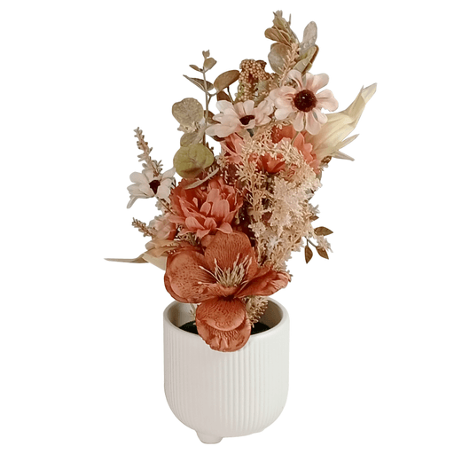 Este ramo artificial con maceta es una solución decorativa ideal para quienes buscan elegancia y practicidad. Su diseño cuidadosamente equilibrado aporta calidez y estilo a cualquier ambiente interior, sin necesidad de mantenimiento. La base acanalada de acabado mate realza la composición floral, convirtiéndola en un centro de atención sutil pero sofisticado. Perfecto para hogares, oficinas o espacios comerciales, este arreglo ofrece una alternativa duradera y versátil para realzar rincones con personalidad y armonía visual.