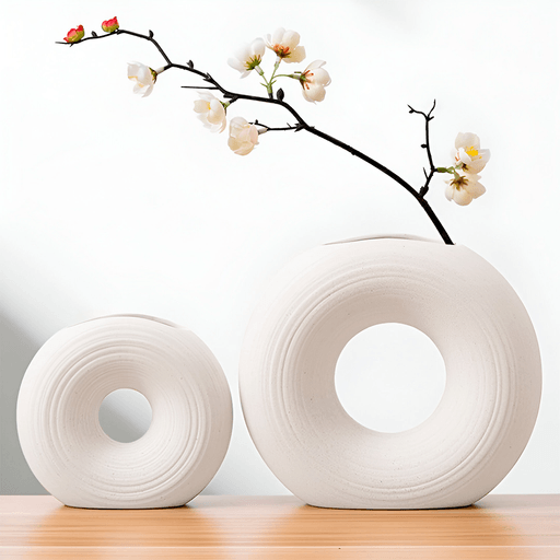 Decorá tu hogar con este encantador set de 2 jarrones de cerámica, perfectos para dar un toque moderno y acogedor a cualquier espacio. Su diseño redondo y hueco resalta por su elegancia y versatilidad, ideal para arreglos de flores secas, ramas o como piezas decorativas independientes. Ligeros, fáciles de limpiar y transportar, combinan funcionalidad y estilo, convirtiéndose en el detalle perfecto para tu hogar. Haz de ellos una pieza central en tu hogar, aportando un toque moderno y elegante a cualquier rincón.
