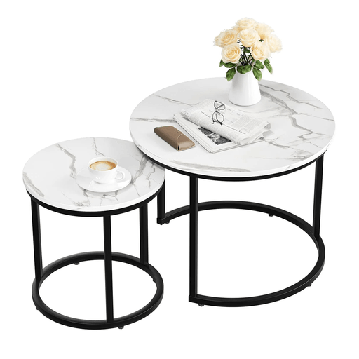 Este set de 2 mesas nido combina funcionalidad y estilo, ofreciendo una solución versátil para cualquier espacio del hogar. Su diseño redondo con estructura de acero al carbono resistente y superficie de MDF con acabado laqueado garantiza durabilidad y estabilidad. Gracias a su formato acoplable, se pueden utilizar juntas o por separado, perfectas para interiores y exteriores, son ideales para el living, la terraza, el patio o cualquier rincón que necesite un toque moderno y práctico.