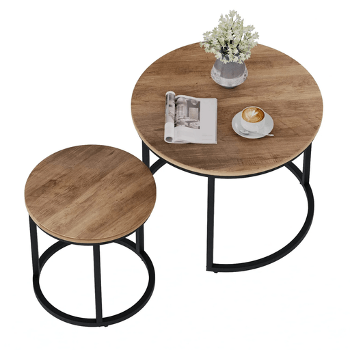 Este set de 2 mesas nido combina funcionalidad y estilo, ofreciendo una solución versátil para cualquier espacio del hogar. Su diseño redondo con estructura de acero al carbono resistente y superficie de MDF con acabado laqueado garantiza durabilidad y estabilidad. Gracias a su formato acoplable, se pueden utilizar juntas o por separado, perfectas para interiores y exteriores, son ideales para el living, la terraza, el patio o cualquier rincón que necesite un toque moderno y práctico.