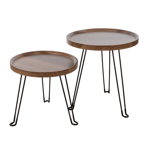 Este set de dos mesas auxiliares combina diseño y funcionalidad, ofreciendo una solución versátil y elegante para cualquier espacio. Su estética atemporal se adapta a diversos estilos de decoración, desde boho hasta moderno, permitiendo su uso tanto en interiores como en exteriores. Son ideales para patios, jardines, balcones, pasillos o cualquier ambiente del hogar, brindando un toque de sofisticación y practicidad. Con un ensamblado mínimo y fácil mantenimiento, cada mesa cuenta con una base de madera MDF y patas de metal negro plegables, asegurando durabilidad y estabilidad.