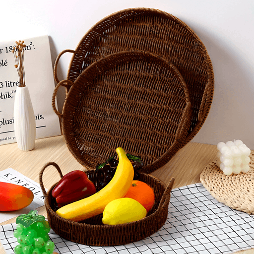 Este set de 3 bandejas redondas es la elección perfecta para quienes buscan practicidad y estilo en un solo producto. Con tamaños de 34, 30 y 24,5cm de diámetro, son ideales para pan, galletas, café, frutas y mucho más. Fabricadas con materiales de calidad, son duraderas y fáciles de limpiar. Su diseño multifuncional las vuelve perfectas tanto para organizar y decorar tu hogar como para servir tu comida favorita de manera práctica y elegante.