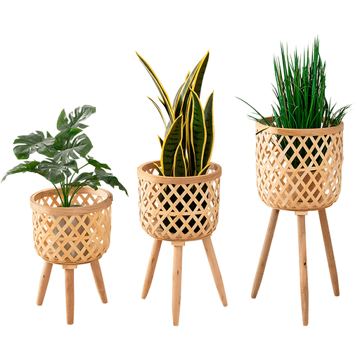 Este set de 3 porta macetas es la combinación perfecta de estilo y funcionalidad. Su diseño trípode asegura estabilidad y soporte para plantas de distintos tamaños, mientras que su capacidad de carga permite exhibir decoraciones con confianza. Fabricados en ratán y patas de madera, aportan un toque moderno y elegante a cualquier espacio. Además, pueden utilizarse como cestos de almacenamiento decorativos, convirtiéndose en una opción práctica y versátil para la organización del hogar.