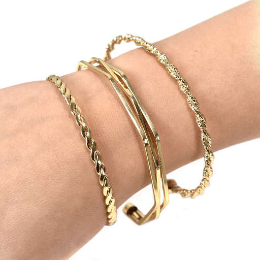 Dale un toque moderno a tu look con este set de 3 pulseras tipo esclava. Fabricadas en acero inoxidable, resistentes y livianas, combinan diseño y funcionalidad. Cada pulsera cuenta con esferas en los extremos que aportan estilo y aseguran un mejor ajuste. Su diseño abierto permite adaptarlas fácilmente a distintos tamaños de muñeca. Ideales para usar juntas o por separado.
