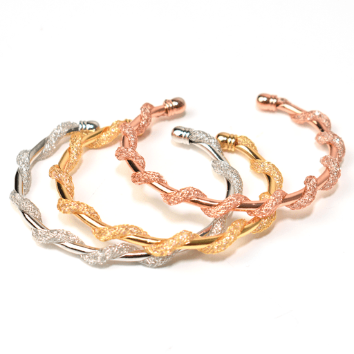 Este set de 3 pulseras te brinda una mezcla de versatilidad y estilo, perfecto para cualquier ocasión. Están elaboradas en acero quirúrgico y aleación de zinc, asegurándote resitencia y durabilidad. Su diseño tipo esclava, te brinda la posibilidad de ajustar según tu muñeca, brindándote comodidad.