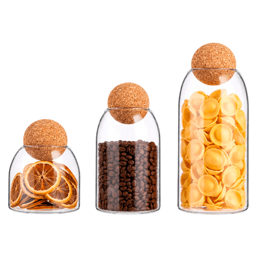 Este set de 3 recipientes combina funcionalidad y diseño para mantener tus alimentos organizados y frescos por más tiempo. Fabricados en vidrio de borosilicato resistente y liviano, cuentan con elegantes tapas esféricas de corcho que ayudan a bloquear la entrada de aire y humedad, conservando mejor arroz, azúcar, harina, café, té, especias, galletas, mermeladas y mucho más. Sus capacidades de 500, 800 y 1000ml los convierten en una solución práctica y versátil para el uso diario, mientras que su diseño moderno y decorativo aporta un toque sofisticado a cocinas o distintos espacios del hogar.