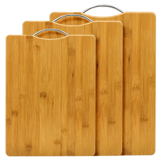 Este Set de Tablas de cortar combinan elegancia y funcionalidad, ofreciendo una opción perfecta para cualquier cocina moderna. Fabricadas en bambú resistente, estas tablas son adecuadas para cortar carnes, vegetales y quesos, gracias a su superficie lisa y uniforme que facilita tanto el corte como la limpieza. Su diseño incorpora un asa de metal, lo que las hace ligeras y fáciles de transportar, además de prácticas para almacenar. Ideales para el uso diario, destacan por su durabilidad y resistencia, soportando el desgaste sin comprometer su calidad. 