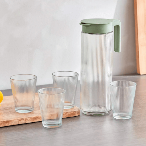 Este Set de Jarra y 4 Vasos es perfecto para cualquier ocasión, desde reuniones familiares hasta cenas especiales. La jarra de 1200ml, junto con los vasos de 200ml, ofrece la capacidad ideal para servir una amplia variedad de bebidas como té helado, limonada, jugos, sangría o cócteles. Fabricados en vidrio resistente, garantizan durabilidad y elegancia, mientras que la tapa plástica con sistema de vertido seguro evita derrames y mantiene las bebidas protegidas. Su diseño moderno y sofisticado aporta un toque distintivo y decorativo a cualquier mesa, combinando funcionalidad y estilo.
