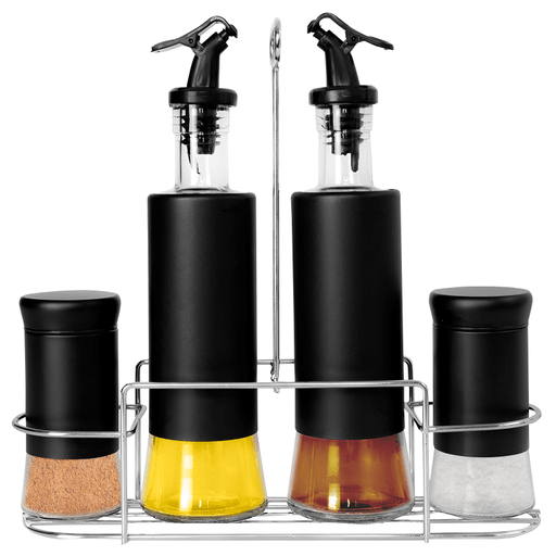 Agregá estilo y más organización a tu cocina con este set completo de aceitero y condimentero. Sus 4 piezas de vidrio protegidas por un resistente revestimiento de plástico negro son ideales para soportar golpes y altas temperaturas. Incluye 2 condimenteros con tapa para evitar la humedad y 2 botellas para aceite o vinagre equipadas con tapa a presión y pico vertedor, perfectas para dosificar con precisión tus comidas. Además, incluye un práctico soporte con agarre metálico.