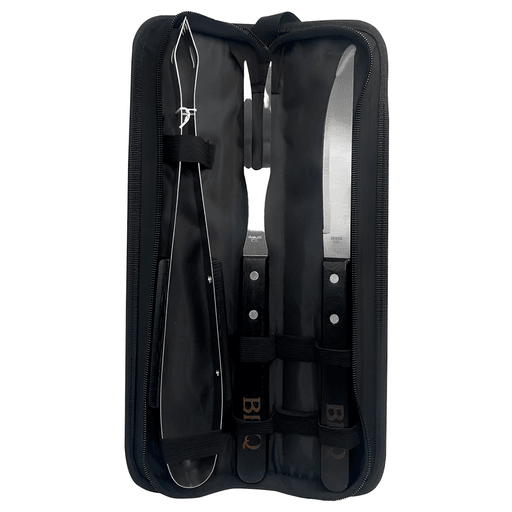Este set parrillero de 3 piezas es el complemento perfecto para tus asados. Fabricado con materiales de alta calidad, este set garantiza durabilidad y resistencia a altas temperaturas. El mango de madera en color negro no solo le proporciona un aspecto elegante y sofisticado, sino que también asegura un agarre firme y cómodo durante su uso. Diseñado ergonómicamente, este set te permite disfrutar de una experiencia de parrilla más segura y satisfactoria. Incluye un cuchillo afilado y resistente, un tenedor robusto y una pinza versátil, todo lo que necesitás para manipular y cortar tus alimentos a la perfección. Además, viene en un estuche con cierre, lo que facilita su almacenamiento y transporte.