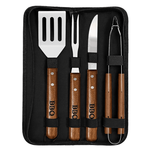 Disfrutá del ritual del asado con este completo Set Asador de 4 piezas, pensado para los verdaderos amantes de la parrilla. Cada herramienta está fabricada en acero inoxidable de alta calidad, lo que garantiza durabilidad, resistencia al calor y un rendimiento óptimo en cada uso. Los mangos de madera no solo brindan un agarre cómodo y seguro, sino que también aportan un toque rústico y elegante que resalta el estilo tradicional del asador. Además, el mango incorpora una cuerda resistente para colgado, ideal para optimizar el guardado después de cada uso. 