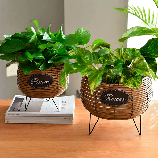 El set de porta macetas de 2 unidades hecho de ratán es el complemento perfecto para tu hogar. Tienen un diseño rústico y natural, además son livianos y aptos para varios tipos de plantas. Son perfectos para tu sala de estar, dormitorio o balcón, ya que le añadirán un toque de elegancia a cualquier espacio.