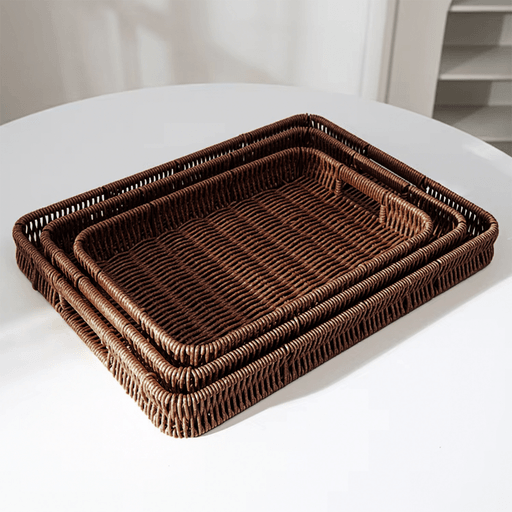 Este set de 3 bandejas trenzadas de símil ratán combina funcionalidad y estilo para organizar cualquier espacio con un toque natural y elegante. Con tamaños complementarios, se adaptan a diversas necesidades de almacenamiento, desde ropa y accesorios hasta frutas, pan o snacks. Su diseño rectangular optimiza el espacio en estanterías, closets o mesas auxiliares, al mismo tiempo, su material resistente y de fácil limpieza asegura una larga duración frente al uso cotidiano. Estas bandejas armonizan con distintos estilos decorativos, convirtiéndose en una solución práctica y sofisticada para el hogar.