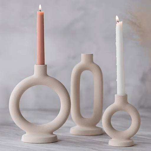 Dale un toque de elegancia y calidez a tus espacios con este juego de 3 portavelas de cerámica. Con un diseño moderno y minimalista, son ideales para decorar tu hogar, jardín o realzar la ambientación de eventos especiales como bodas, cenas románticas y celebraciones. Sus diferentes tamaños permiten crear composiciones visuales atractivas, mientras que su material de alta calidad garantiza durabilidad y fácil mantenimiento. Perfectos para cualquier ocasión, aportan estilo y calidez a cualquier ambiente.
