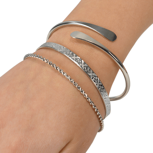 Realzá tu estilo con este set de 3 pulseras tipo esclava en color plateado, diseñadas con un estilo elegante y minimalista que se adapta a cualquier ocasión. Su diseño abierto y ajustable las hace cómodas de llevar y perfectas para distintas medidas de muñeca, mientras que las esferas en los extremos aportan un toque de seguridad y distinción. Fabricadas con materiales resistentes, estas pulseras combinan fácilmente con todo tipo de vestimenta, convirtiéndose en el complemento ideal tanto para looks casuales como más formales.