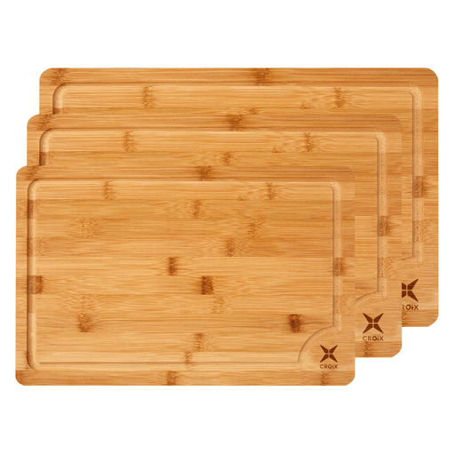 El kit de 3 tablas CROiX de corte hechas de bambú son el aliado perfecto en tu cocina. Son aptas para cortar carnes, vegetales, quesos y mucho más, además su material es resistente al agua y a los olores garantizando seguridad en la preparación de tus alimentos. Gracias a que cuentan con una ranura a lo largo de los bordes, permite capturar líquidos, manteniendo la limpieza en todo momento sobre la superficie de trabajo.