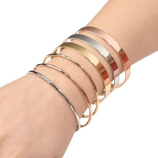 Este set de 6 pulseras ofrece un mix perfecto de estilo y versatilidad con dos diseños distintos: 3 finas y 3 anchas, ideales para usar juntas o por separado según la ocasión. Elaboradas en acero quirúrgico y aleación de zinc, son resistentes y duraderas, con un diseño tipo esclava abierto y ajustable que se adapta cómodamente a diferentes tamaños de muñeca. Con un estilo elegante y simple, resultan fáciles de combinar con cualquier vestimenta, convirtiéndose en el accesorio ideal para realzar tu look en cualquier momento.