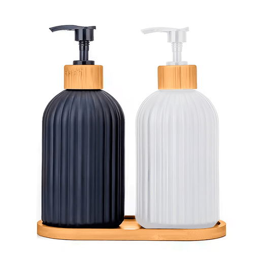 Con este set de 3 piezas, le darás un toque de elegancia y funcionalidad a tu baño. Con un diseño moderno y sofisticado, cuenta con dos dispensadores de vidrio esmerilado y una base de bambú, perfecta para organizar y realzar el espacio. Su versatilidad permite usarlos para jabón de manos, shampoo, acondicionador o detergente, adaptándose a diferentes necesidades. Hecho con materiales de alta calidad, es fácil de limpiar y está diseñado para brindarte comodidad y estilo en cada uso. ¡Un detalle que transforma tu rutina diaria!