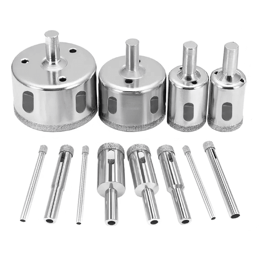 Este set de 12 brocas de diamante es ideal para cortar y perforar materiales duros con precisión y facilidad. Perfectas para vidrio, mármol, cerámica, azulejos y baldosas, ofrecen un rendimiento excepcional en cada proyecto. Con tamaños que van desde 4mm hasta 50mm, este set te proporciona versatilidad para diferentes tipos de perforaciones. Las brocas están hechas de acero de alta resistencia, y se recomienda usar agua para lubricar durante el uso, asegurando una mayor durabilidad y evitando el sobrecalentamiento. Una herramienta esencial para quienes buscan resultados profesionales y de alta calidad.
