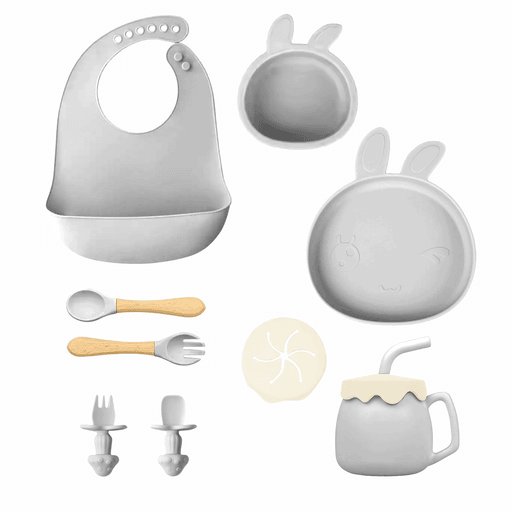Este set de cubiertos para bebé de 11 piezas está pensado para acompañar de forma segura y práctica cada comida desde los 6 meses. Fabricado en silicona libre de BPA, sin olores ni sabor, es completamente no tóxico y suave al tacto, ideal para las manos y bocas pequeñas. Incluye un babero ajustable, impermeable y duradero, junto con un plato con ventosa y un bol antivuelco que evitan derrames y aseguran estabilidad. Su material resistente soporta temperaturas de -20°C a 220°C, y es apto para lavavajillas y microondas sin riesgo de deformación. Todos los componentes están certificados para garantizar un uso seguro y cómodo, promoviendo el aprendizaje y la autonomía del bebé en la alimentación.