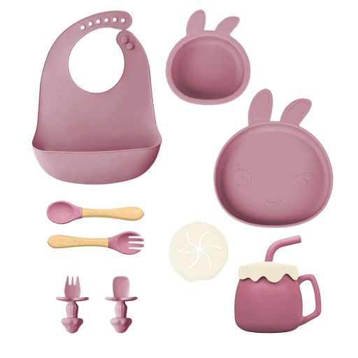 Este set de cubiertos para bebé de 11 piezas está pensado para acompañar de forma segura y práctica cada comida desde los 6 meses. Fabricado en silicona libre de BPA, sin olores ni sabor, es completamente no tóxico y suave al tacto, ideal para las manos y bocas pequeñas. Incluye un babero ajustable, impermeable y duradero, junto con un plato con ventosa y un bol antivuelco que evitan derrames y aseguran estabilidad. Su material resistente soporta temperaturas de -20°C a 220°C, y es apto para lavavajillas y microondas sin riesgo de deformación. Todos los componentes están certificados para garantizar un uso seguro y cómodo, promoviendo el aprendizaje y la autonomía del bebé en la alimentación.