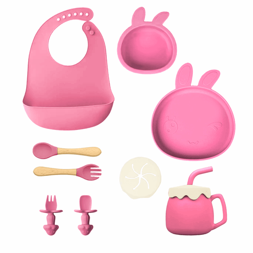 Este set de cubiertos para bebé de 11 piezas está pensado para acompañar de forma segura y práctica cada comida desde los 6 meses. Fabricado en silicona libre de BPA, sin olores ni sabor, es completamente no tóxico y suave al tacto, ideal para las manos y bocas pequeñas. Incluye un babero ajustable, impermeable y duradero, junto con un plato con ventosa y un bol antivuelco que evitan derrames y aseguran estabilidad. Su material resistente soporta temperaturas de -20°C a 220°C, y es apto para lavavajillas y microondas sin riesgo de deformación. Todos los componentes están certificados para garantizar un uso seguro y cómodo, promoviendo el aprendizaje y la autonomía del bebé en la alimentación.