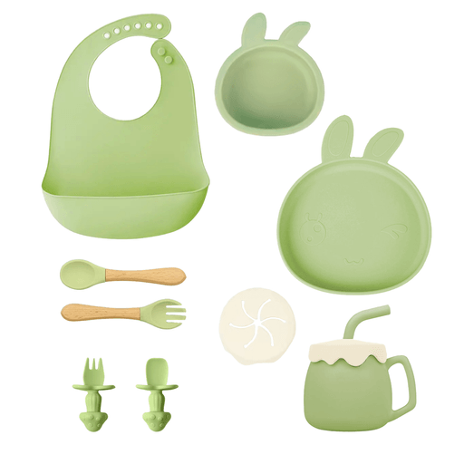 Este set de cubiertos para bebé de 11 piezas está pensado para acompañar de forma segura y práctica cada comida desde los 6 meses. Fabricado en silicona libre de BPA, sin olores ni sabor, es completamente no tóxico y suave al tacto, ideal para las manos y bocas pequeñas. Incluye un babero ajustable, impermeable y duradero, junto con un plato con ventosa y un bol antivuelco que evitan derrames y aseguran estabilidad. Su material resistente soporta temperaturas de -20°C a 220°C, y es apto para lavavajillas y microondas sin riesgo de deformación. Todos los componentes están certificados para garantizar un uso seguro y cómodo, promoviendo el aprendizaje y la autonomía del bebé en la alimentación.