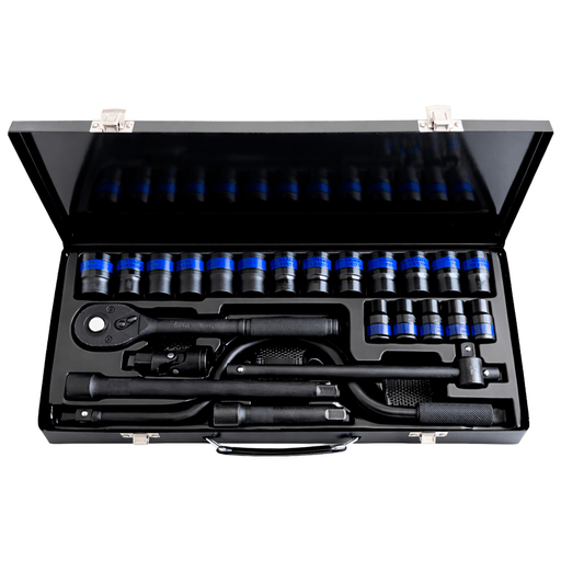 Este completo set de dados 1/2” en acero Cromo Vanadio (CR-V) está diseñado para trabajos exigentes en mecánica automotriz e industrial, ofreciendo máxima resistencia, durabilidad y rendimiento bajo alta exigencia. Incluye 24 piezas cuidadosamente seleccionadas: 18 dados métricos de impacto, llave criquet, mango rápido para aplicación directa de torque, manija en T deslizante, extensiones de 5” y 10”, y unión universal para trabajar en ángulos difíciles. Se presenta en un maletín metálico reforzado con interior moldeado, cierres metálicos y manija ergonómica, que garantiza un almacenamiento seguro, ordenado y un transporte práctico, ideal tanto para el taller como para llevar en el vehículo de trabajo.
