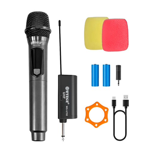 Este micrófono inalámbrico es la opción ideal para presentaciones, karaoke y eventos, ofreciendo un sonido claro y estable junto con una conexión confiable. Equipado con pantalla LED, permite visualizar información importante como el estado de batería y frecuencia, brindando un control total durante su uso. Fabricado en una combinación de metal y ABS, destaca por su resistencia y durabilidad, mientras que su malla metálica anticaída protege el micrófono ante golpes, prolongando su vida útil. Incorpora batería recargable con puerto USB Tipo C, facilitando una carga rápida y práctica.