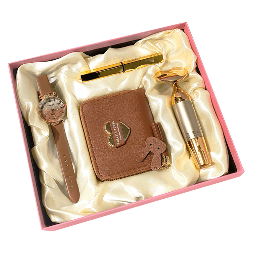 Este completo set de reloj es perfecto para regalar o darte un gusto. Incluye un elegante reloj con correa de cuero PU y movimiento de cuarzo, ideal para complementar cualquier look diario. La billetera, también de cuero PU, cuenta con cierre metálico, compartimentos internos para tarjetas, monedas y un llavero decorativo que le aporta un toque moderno. Además, incorpora un masajeador facial ergonómico con cabezal en forma de corazón, ideal para aplicar cremas o aceites, mejorar la elasticidad de la piel y reducir ojeras. Como toque final, el set incluye un labial en tono Rose Bean Pink, con acabado mate tipo terciopelo, que hidrata sin manchar ni transferir. Un combo completo de estilo, cuidado personal y funcionalidad.