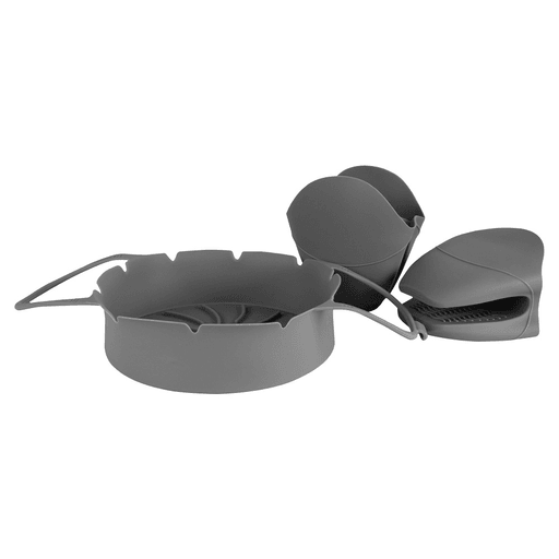 El sartén ovalado de silicona resistente evita que los residuos de alimentos y grasas entren en contacto con el interior de tu freidora. No sólo la mantiene más limpia, sino que prolonga su uso de vida útil. Con su diseño de relieves en formas de líneas y su color gris es adaptable a todos los modelos de freidoras de aire con sus dos manijas en sus laterales para un uso seguro. Además, cuenta con dos manoplas de silicona, para evitar el contacto directo con los alimentos y el calor.