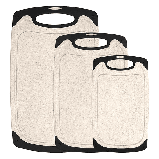 Este set de 3 tablas es el complemento perfecto para tu cocina. Fabricadas en polipropileno de alta calidad, estas tablas son duraderas y resistentes, ideales para cortar todo tipo de carne, verduras y frutas. Además, son aptas para lavavajillas y no retienen manchas ni olores, manteniendo siempre un aspecto impecable. Cuentan con doble cara, diseño ranurado y alfombrillas antideslizantes que te garantizan mayor seguridad al utilizarlas.