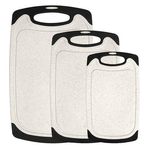 Este set de 3 tablas es el complemento perfecto para tu cocina. Fabricadas en polipropileno de alta calidad, estas tablas son duraderas y resistentes, ideales para cortar todo tipo de carne, verduras y frutas. Además, son aptas para lavavajillas y no retienen manchas ni olores, manteniendo siempre un aspecto impecable. Cuentan con doble cara, diseño ranurado y alfombrillas antideslizantes que te garantizan mayor seguridad al utilizarlas.