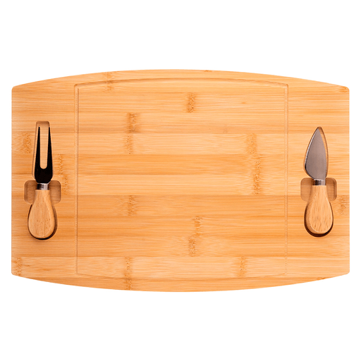 Este elegante Set de Tabla de bambú, acompañado de un cuchillo y tenedor de acero inoxidable, combina sostenibilidad y funcionalidad para elevar cualquier experiencia gastronómica. Con su diseño sofisticado, la tabla de 33 x 22cm ofrece espacio más que suficiente para disponer una selección de quesos y guarniciones, mientras que las herramientas aseguran cortes precisos y fáciles. Hecho con materiales duraderos y ecológicos, este conjunto no solo aporta estilo a tus encuentros, sino que también refleja una elección consciente para un estilo de vida más responsable y refinado.